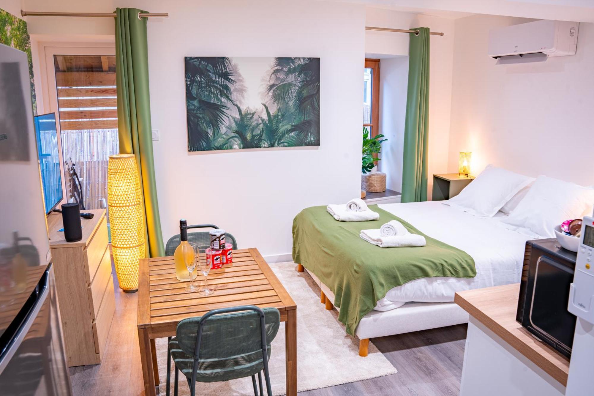 Nuit Defendue - Jacuzzi - Sauna - By Primo C0Nciergerie Tournus Room photo